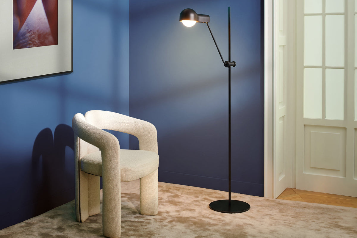 Lampadaire Domo de Joe Colombo - Cassina-lampadaire noir à bras articulé près d&