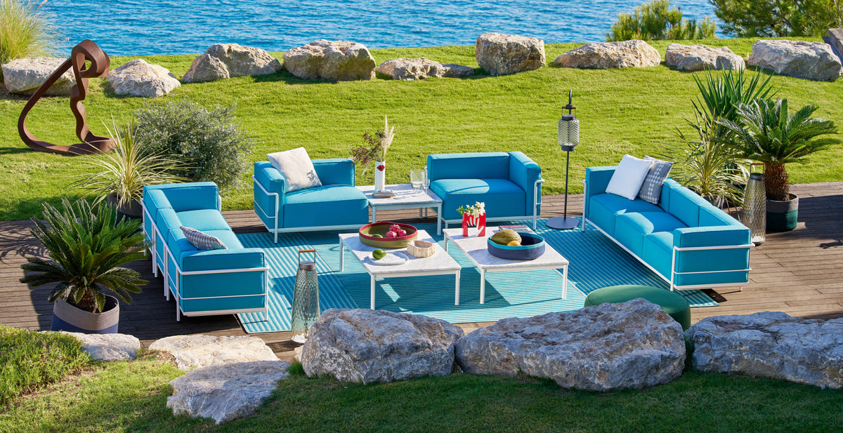Méridienne 3 Grand Confort (LC3), Outdoor - Cassina-en situation dans un jardin, ensemble de salon bleu-Cassina