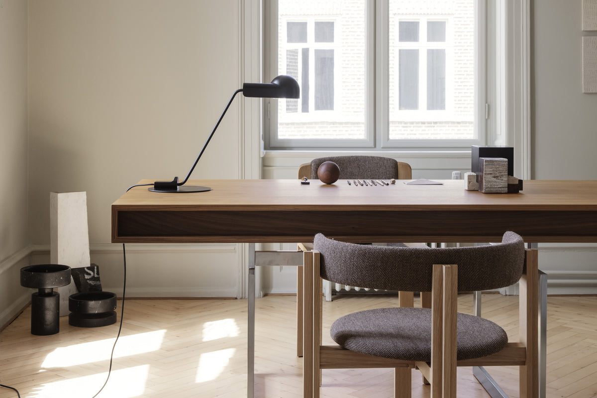 Lampe à poser Domo de Joe Colombo - Cassina-en situation sur un bureau en bois, près d&