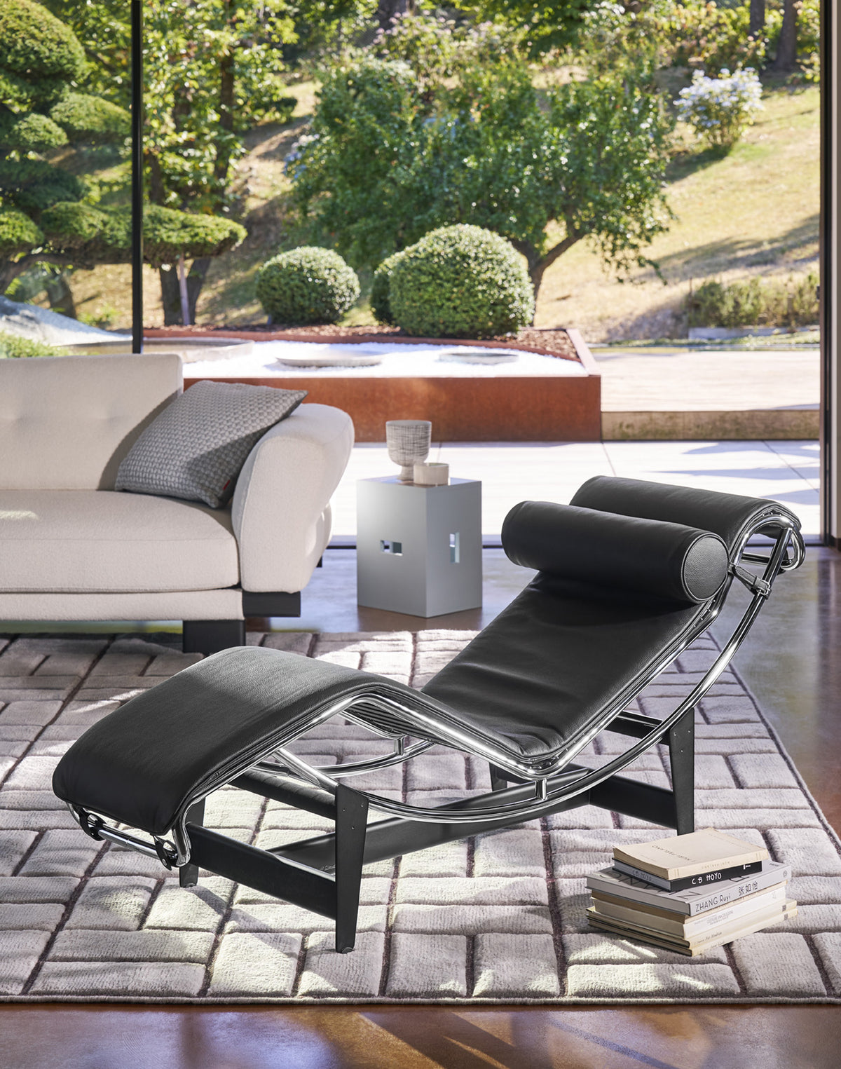 Chaise longue "4" Pony de Le Corbusier, Jeanneret, Perriand - Cassina-en situation, version cuir noir (visuel Cassina)-The Woods Gallery
