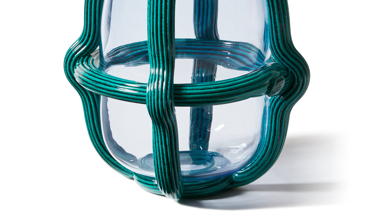 Vase Sestiere de Patricia Urquiola - Cassina-détail du verre transparent enserré de cordons verts-Cassina