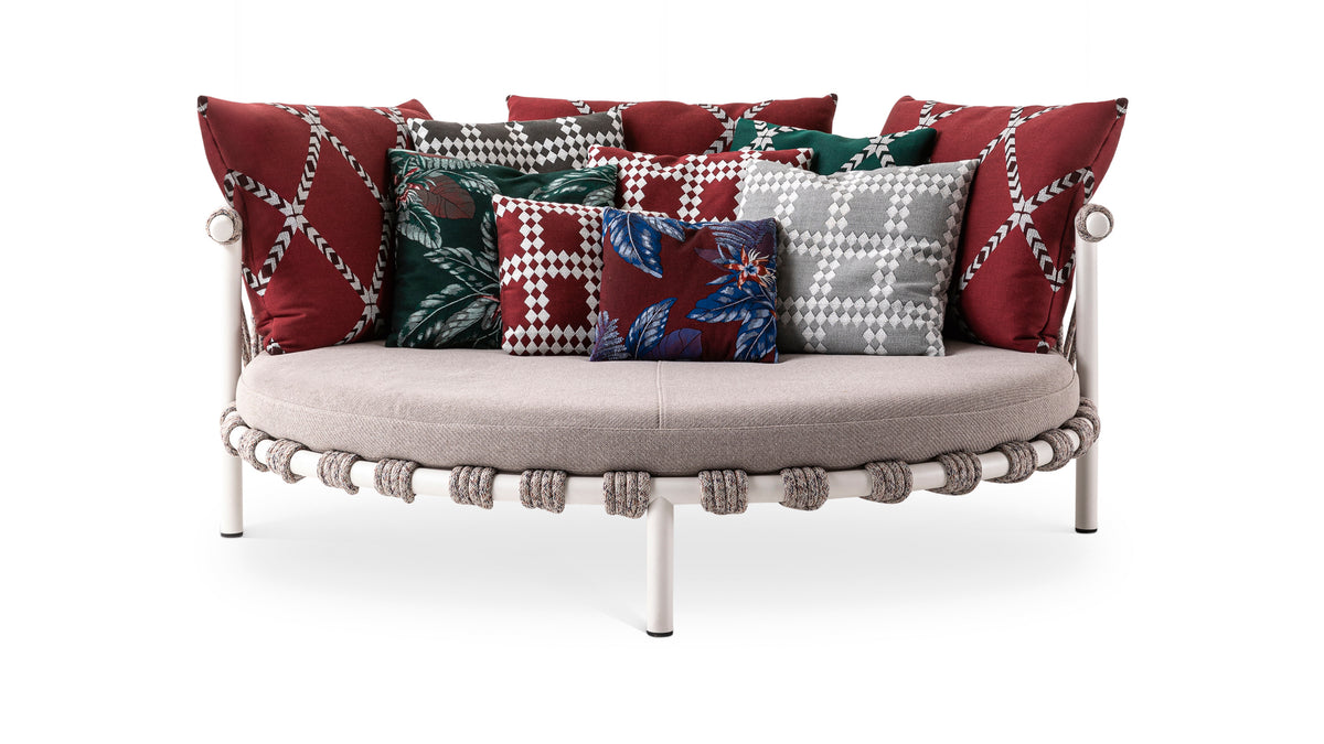 Canapé extérieur Love Bed Trampoline de Patricia Urquiola - Cassina-vue de face, coussins rouges et assise en corde-The Woods Gallery