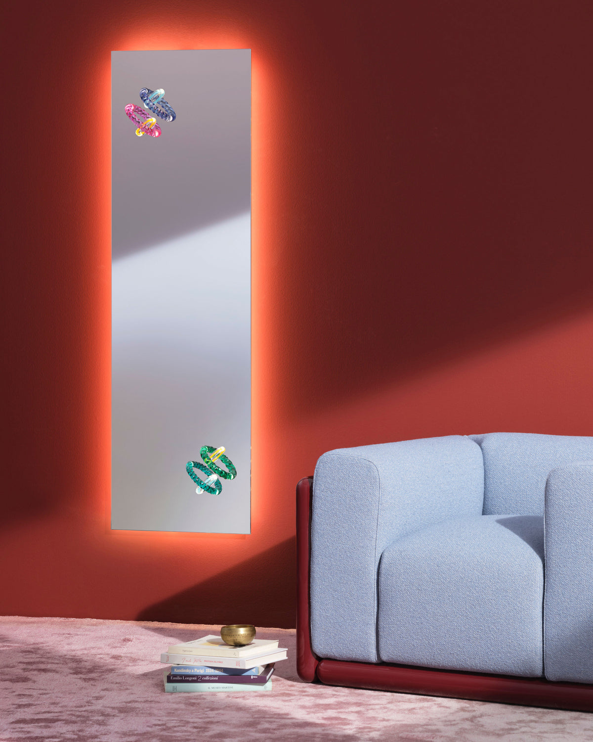 Miroir Hooptical de Bethan Laura Wood - Cassina-miroir haut rétroéclairé orange, fauteuil bleu clair à côté-Cassina