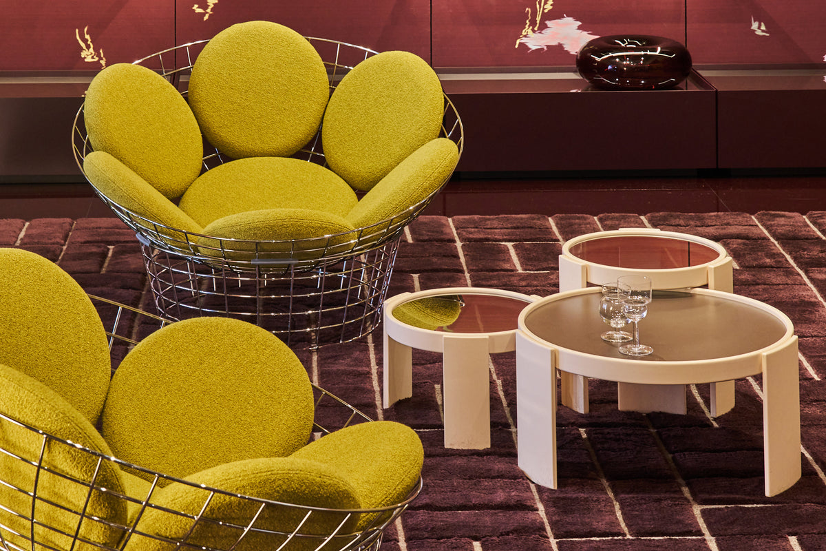 Tables gigognes 780/783 de Gianfranco Frattini - Cassina-tables basses gigognes et fauteuils jaunes dans un salon-Cassina