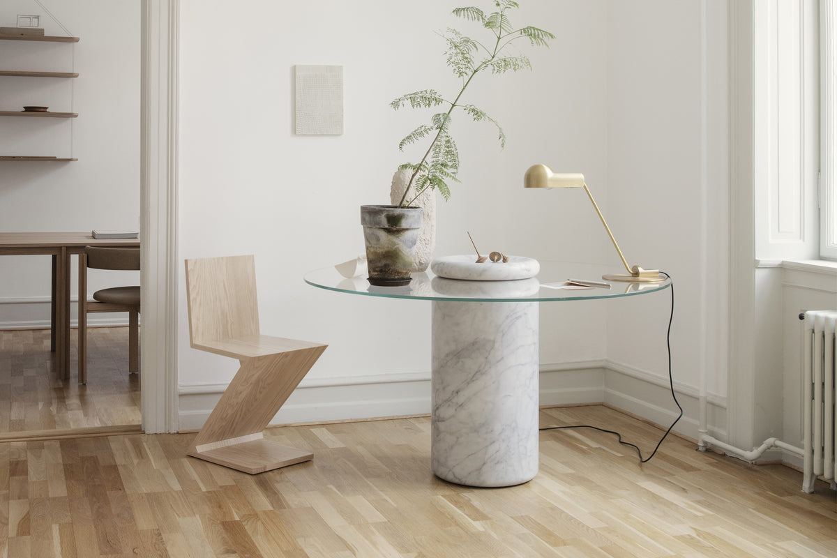 Lampe à poser Domo de Joe Colombo - Cassina-lampe en laiton sur une table ronde en verre et marbre-Cassina