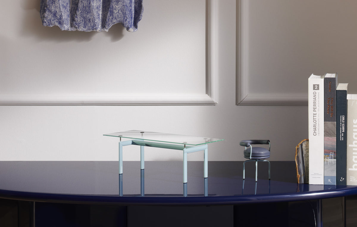Miniatures Le Miniature de Le Corbusier, Jeanneret, Perriand - Cassina-miniatures de table et fauteuil posées sur une console bleue-Cassina