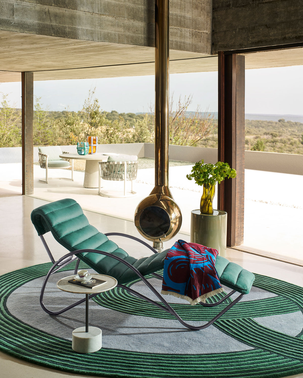 Plaid Toncloud de Patricia Urquiola - Cassina-en situation sur un tapis vert, plaid rouge et bleu-Cassina
