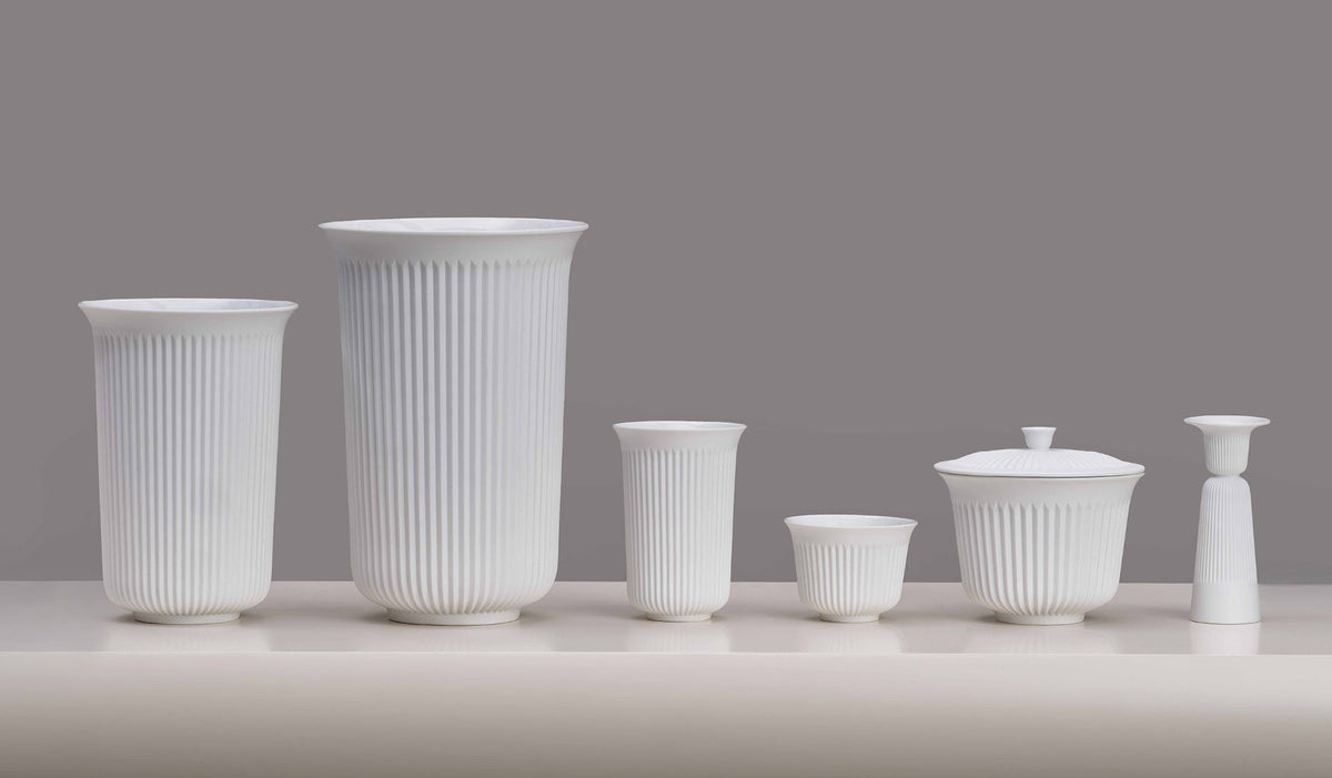 Service en porcelaine Tsé de Pili Wu - Cassina-pièces en porcelaine blanche côtelée alignées-Cassina
