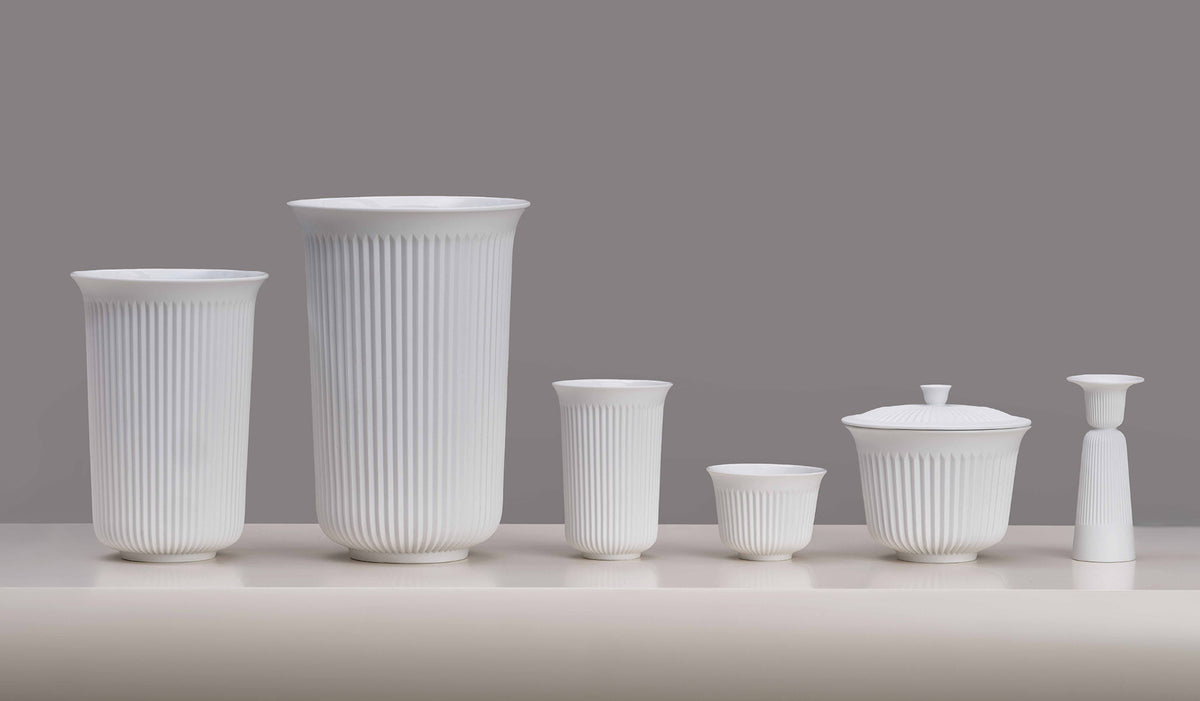 Service en porcelaine Tsé de Pili Wu - Cassina-pièces en porcelaine blanche côtelée alignées-Cassina