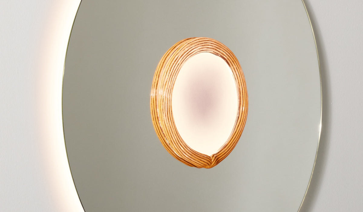 Miroir No Vanitas de Patricia Urquiola - Cassina-miroir rond rétroéclairé, cadre central en rotin-Cassina