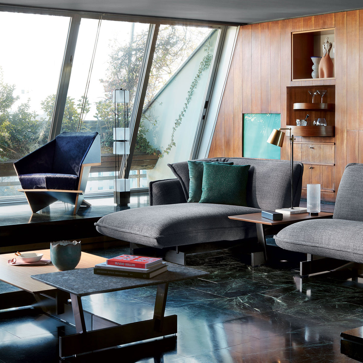 Canapé 550 Beam de Patricia Urquiola - Cassina-canapé Beam gris avec méridienne dans une bibliothèque en bois-The Woods Gallery
