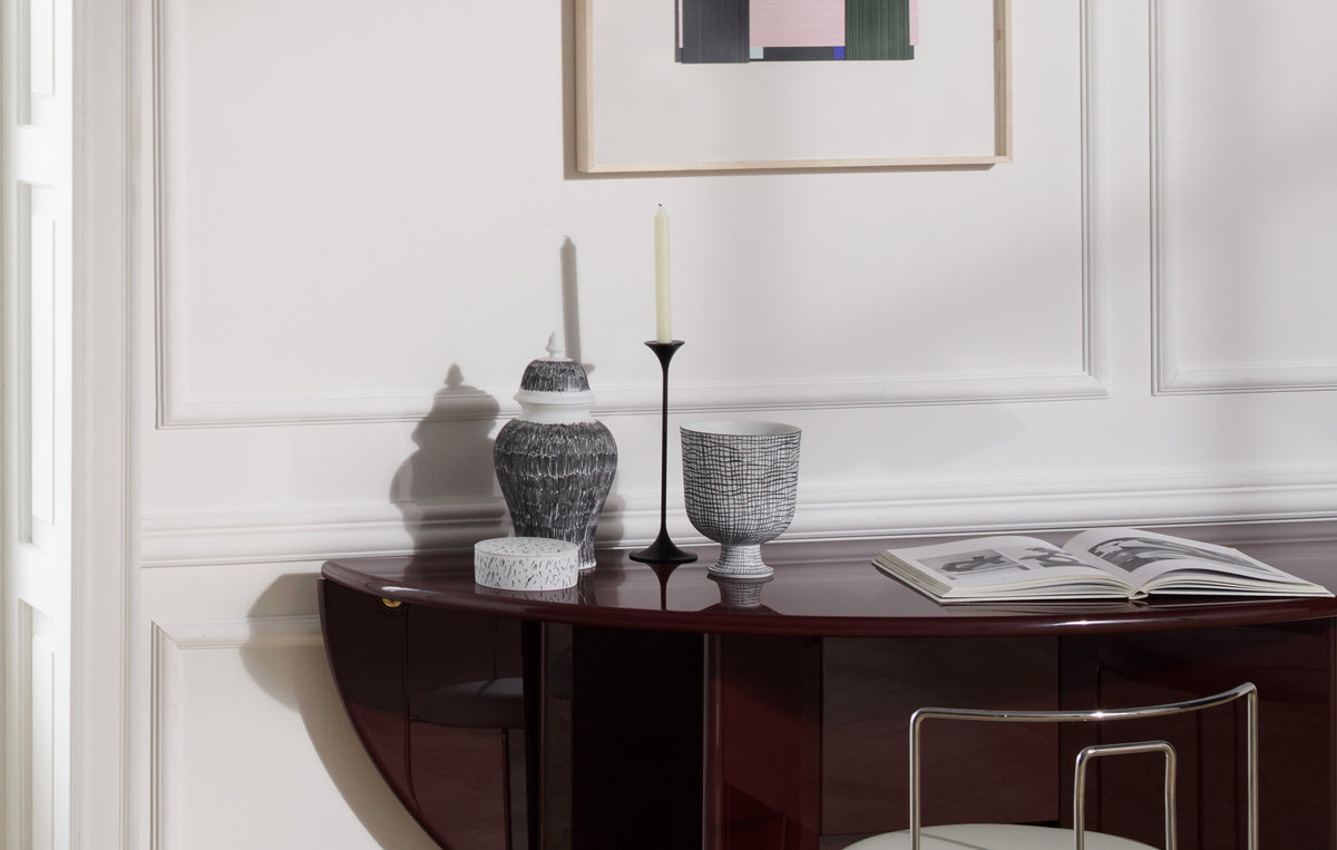 Vases Post Scriptum de Formafantasma - Cassina-vases décorés noir et blanc, bougeoir sur console bordeaux-Cassina