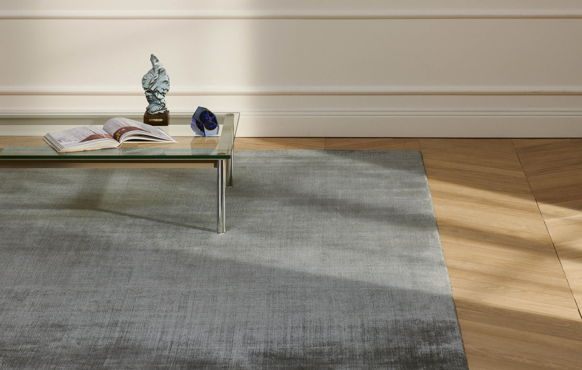 Tapis Atacama 3 en soie de bambou - Cassina-tapis gris sous une table basse en verre-Cassina