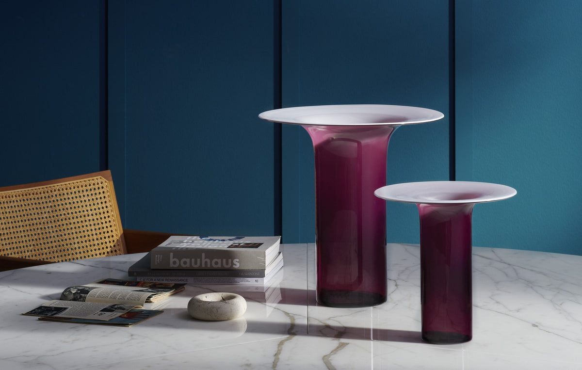 Vase Silvan en verre soufflé - Cassina-deux vases pourpres à large col blanc sur table en marbre-Cassina