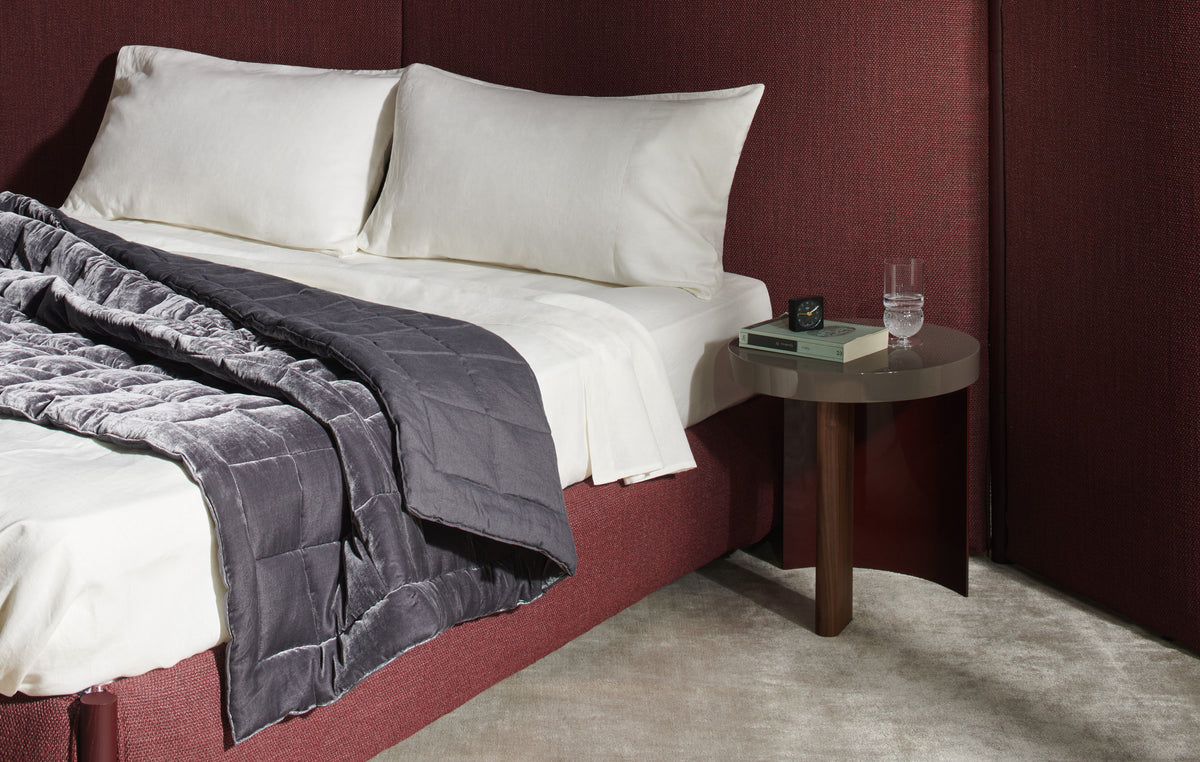 Plaid réversible Bluesky - Cassina-plaid gris posé sur un lit, chambre bordeaux-Cassina