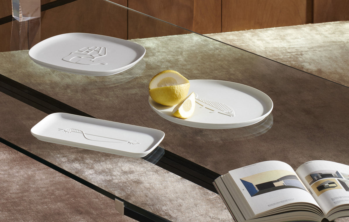 Plateau Collection Chandigarh de Le Corbusier - Cassina-assiettes blanches gravées sur table en verre-Cassina