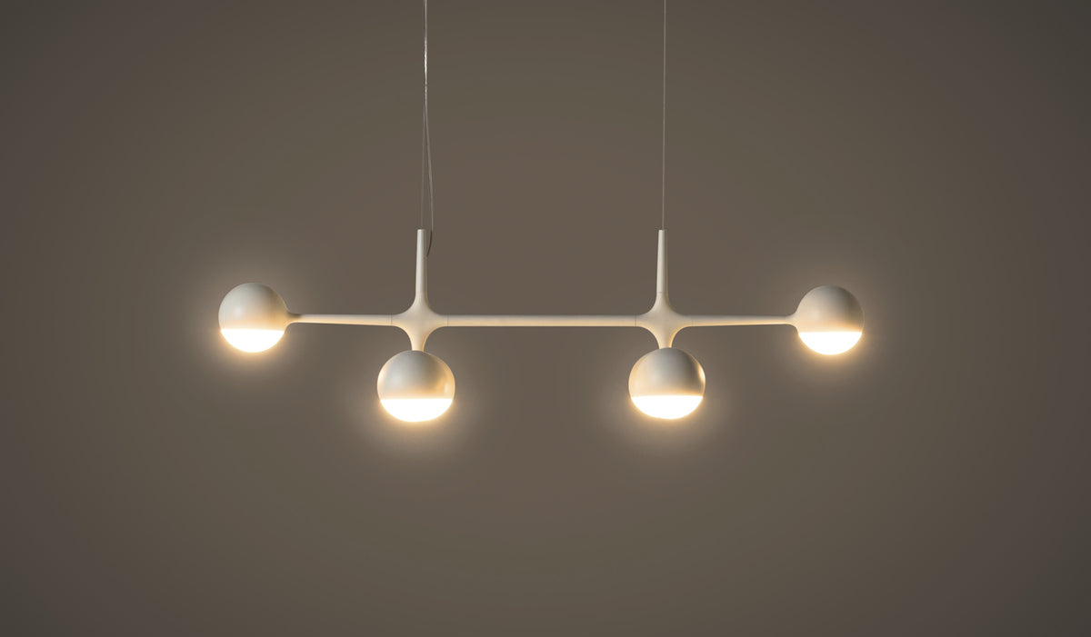 Suspension Dot Pattern Light de Charles et Ray Eames - Cassina-suspension blanche à sphères allumées sur fond sombre-Cassina