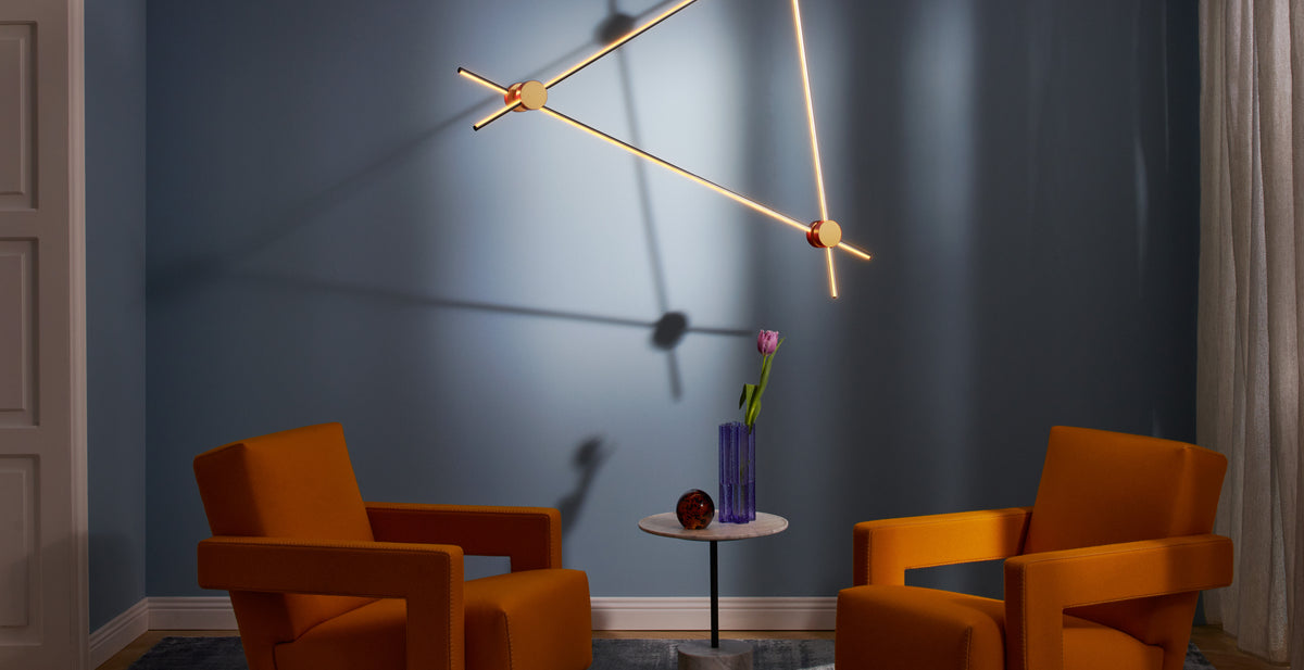 Suspension Eitie Triangle Vertical de Tobia Scarpa - Cassina-suspension aux barres lumineuses dorées, fauteuils orange-Cassina