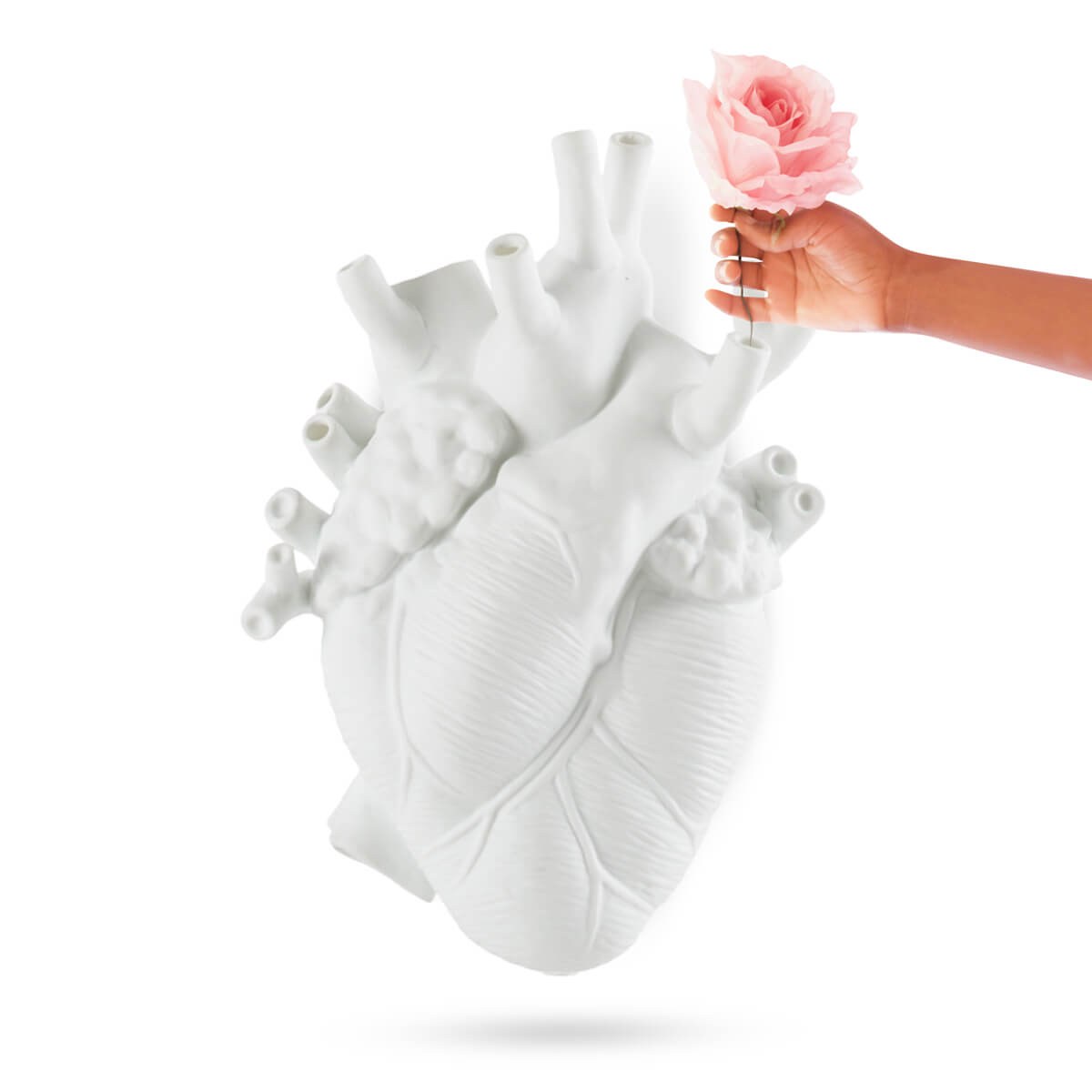 Vase coeur Love In Bloom Giant blanc de Marcantonio - Seletti-cœur blanc vu de trois quarts, une main y glisse une rose-Seletti