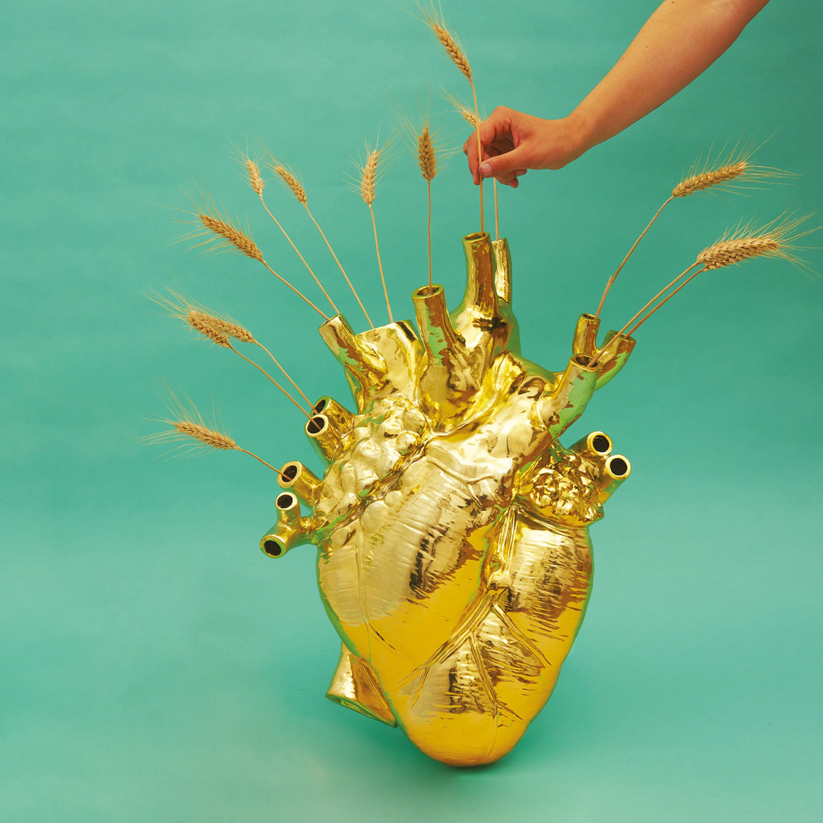 Vase coeur Love In Bloom Giant doré de Marcantonio - Seletti-cœur doré garni de fleurs, tenu à deux mains-Seletti