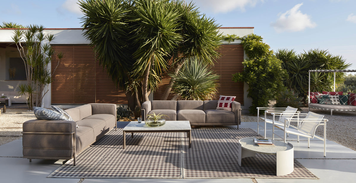 Table basse 10 en tube (LC10), Outdoor - Cassina-en situation en terrasse, canapés taupe et table basse-Cassina
