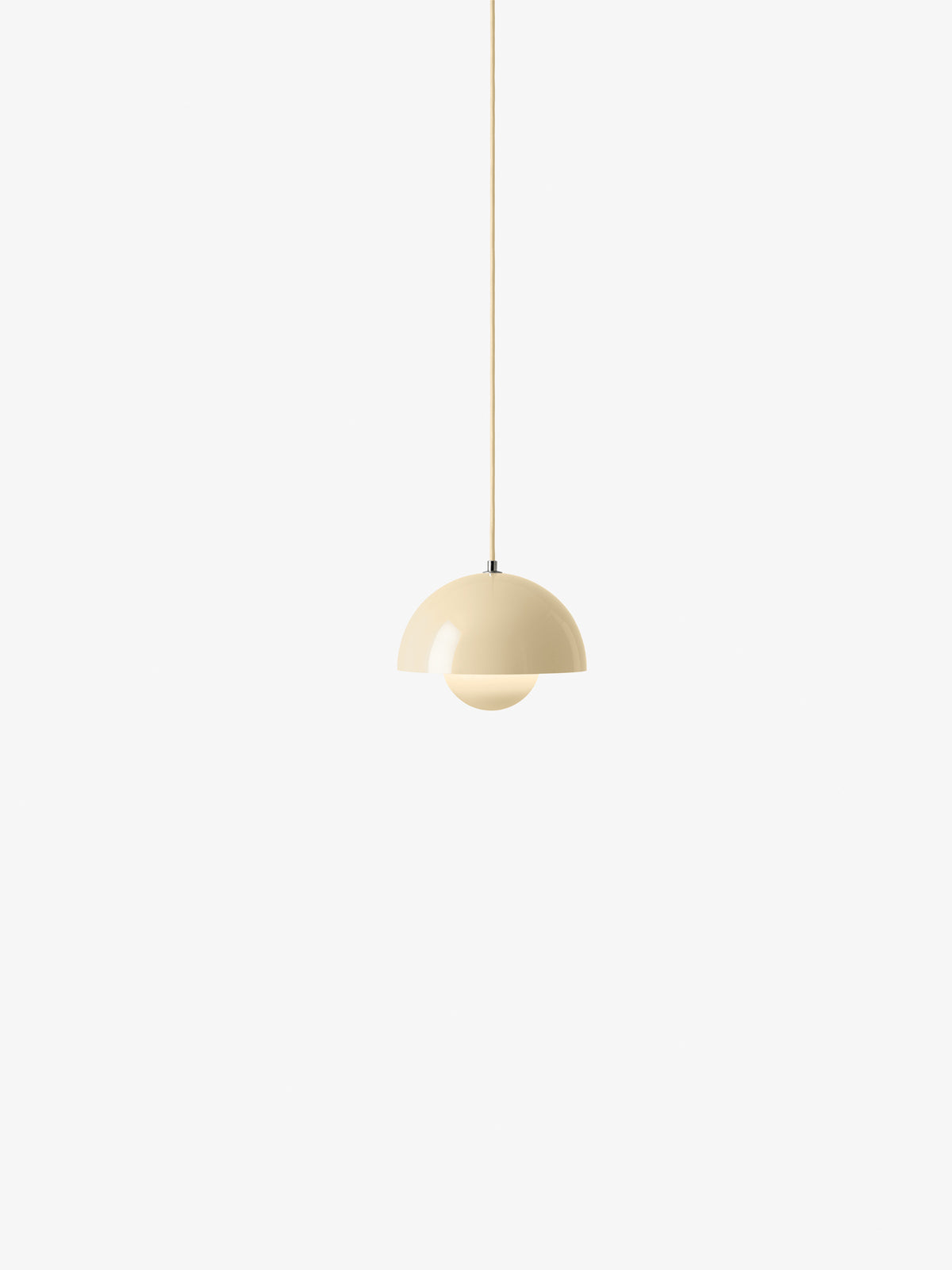 Petite suspension Flowerpot VP1 de Verner Panton - &Tradition-Ivoire, allumée-The Woods Gallery