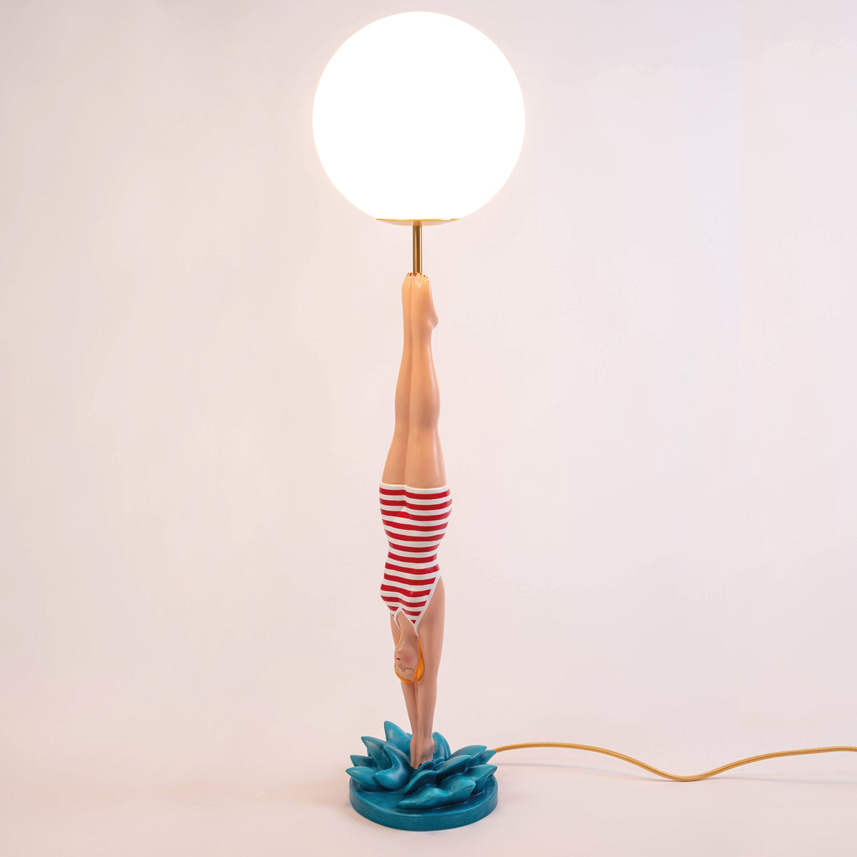 Lampe Lady Diver rouge de Simone Falcetta - Seletti-vue 3-The Woods Gallery