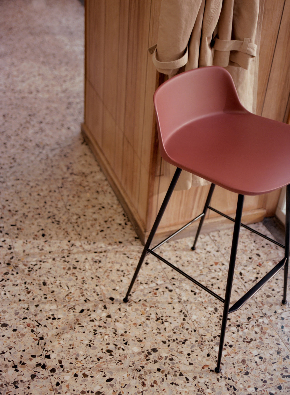 Tabourets de comptoir Rely HW81 en situation - &Tradition