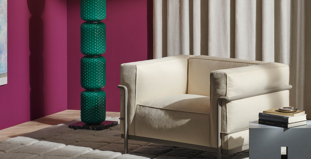 Fauteuil 3 Grand Confort (LC3) grand modèle - Cassina-fauteuil LC3 en tissu ivoire devant un mur prune-The Woods Gallery