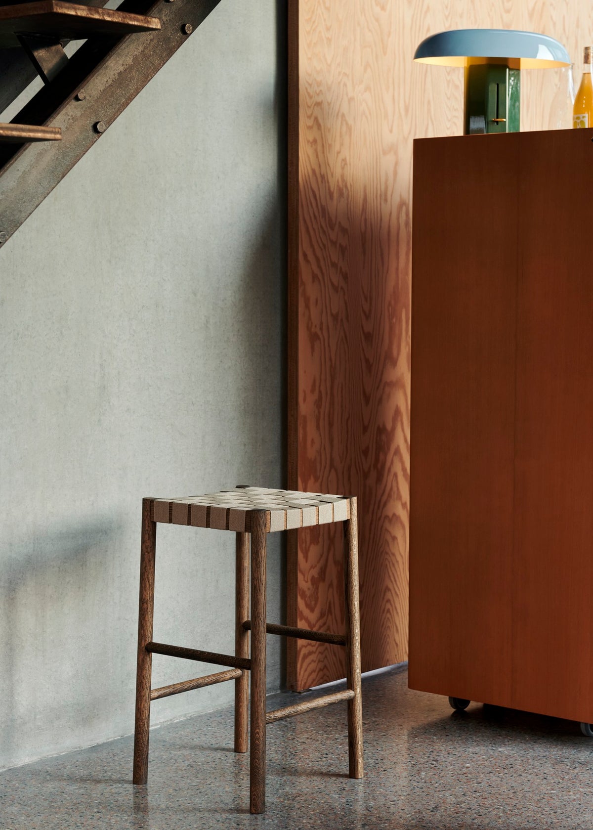 Lampe de table Montera JH42 de Jaime Hayon - &Tradition-en situation sur un meuble bas-The Woods Gallery