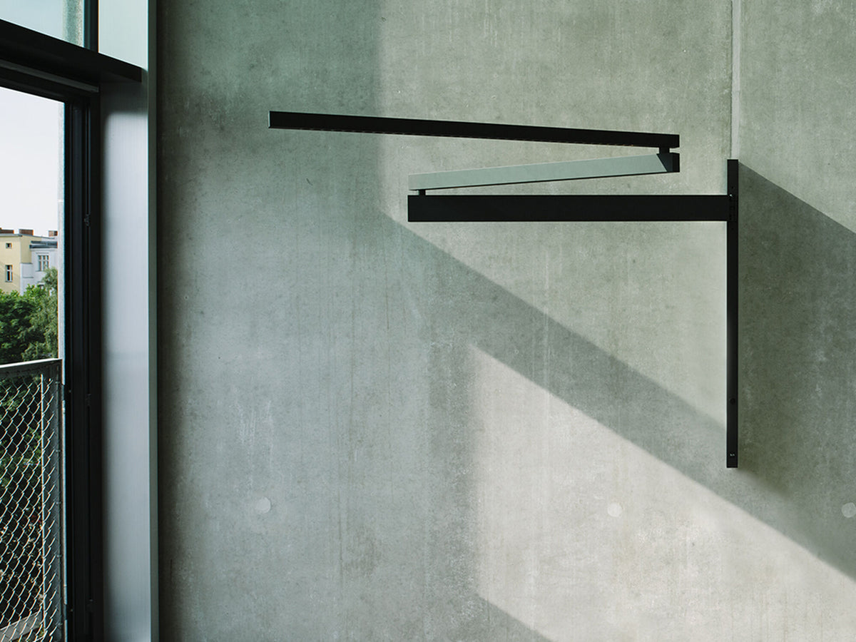 Applique Black Flag de Konstantin Grcic - Flos-Black Flag, blanc chaud 2700 K-The Woods Gallery
