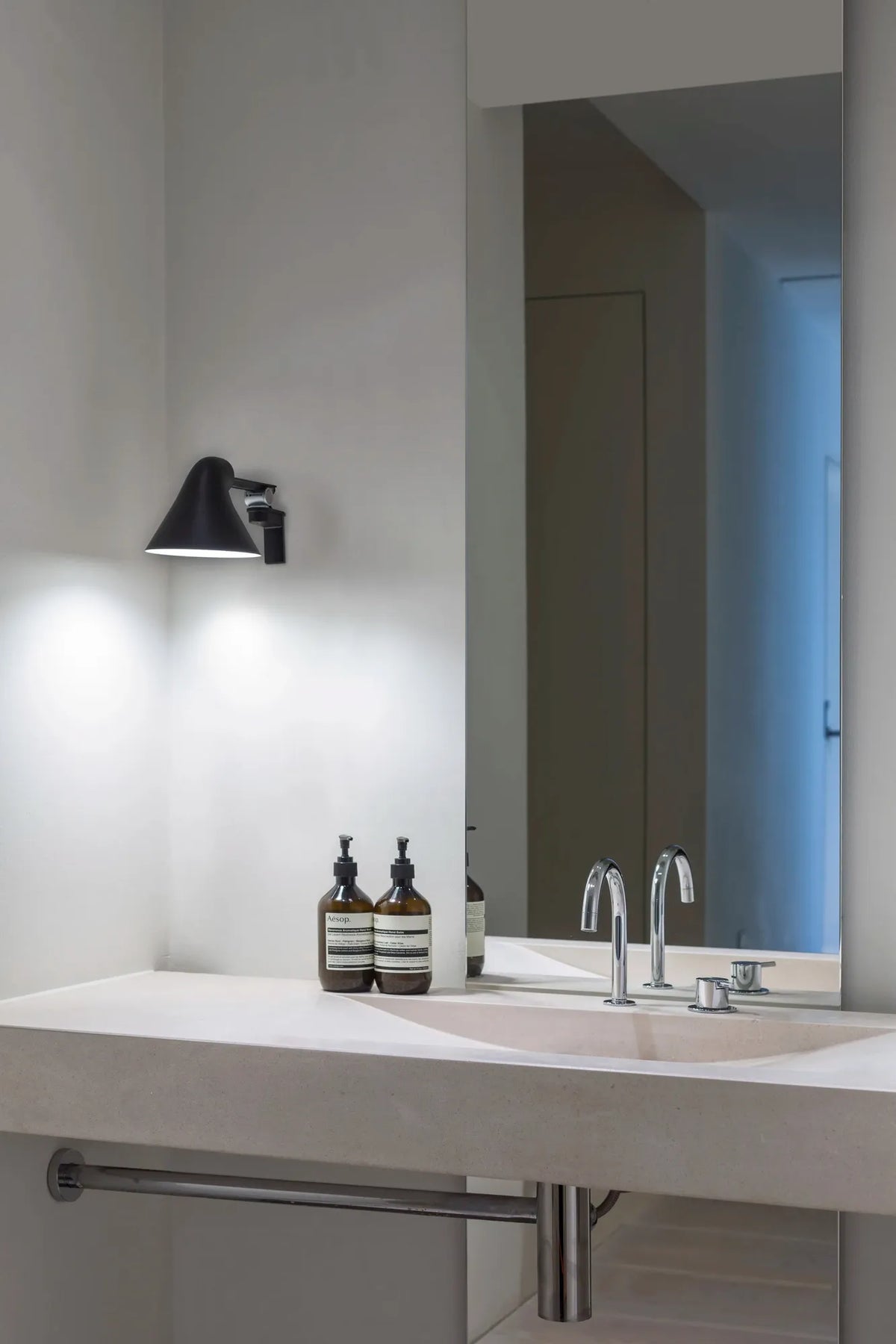 Applique murale NJP - Louis Poulsen-Noir-LED 3000K 10W-Bras long – Wall box sans câble-The Woods Gallery