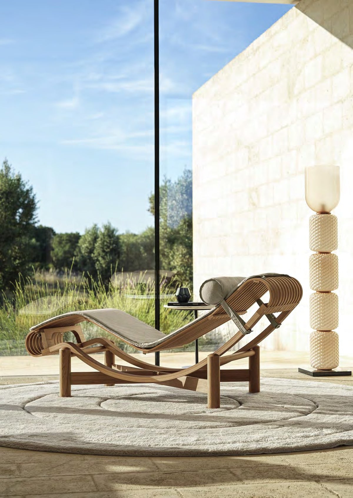Chaise Longue Tokyo de Charlotte Perriand - Cassina-ambiance catalogue Cassina 2026-The Woods Gallery