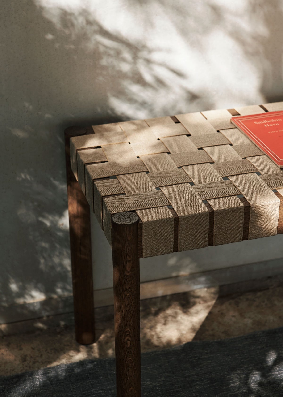 Banc Betty TK4 de Thau & Kallio - &Tradition-Chêne massif laqué-Lin naturel-The Woods Gallery