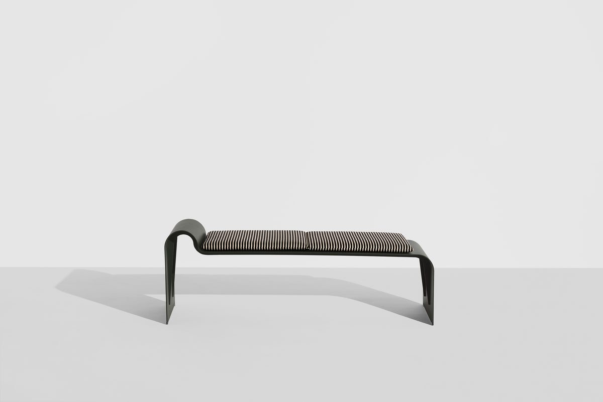 Banc Eclipse de Garnier & Pingree - Petite Friture-structure Vert bouteille, coussin Strange Loves, vue de face-The Woods Gallery