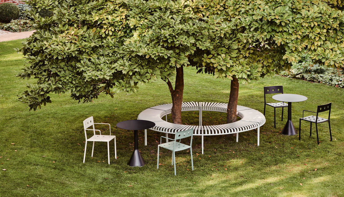 Banc arrondi Palissade avec pied central - Hay-en situation 4-The Woods Gallery