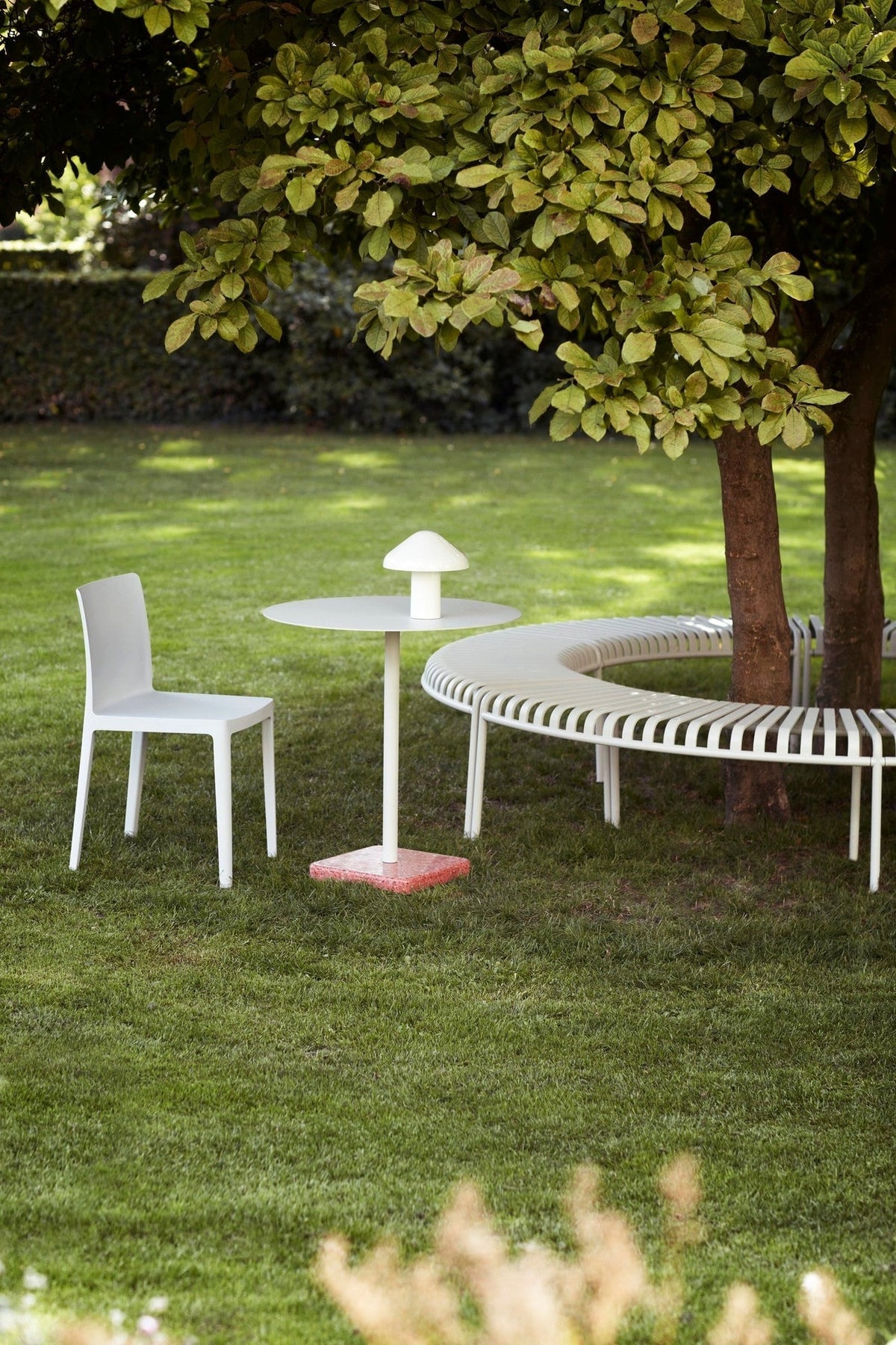 Banc arrondi Palissade avec pied central - Hay-en situation-The Woods Gallery