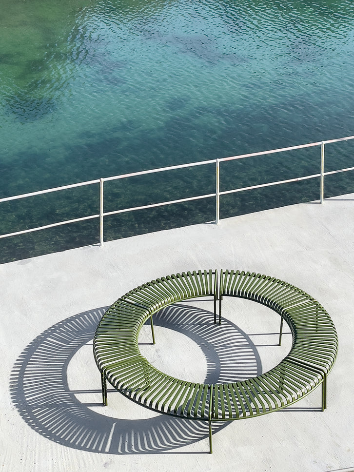 Banc arrondi Palissade avec pied central - Hay-en situation 2-The Woods Gallery