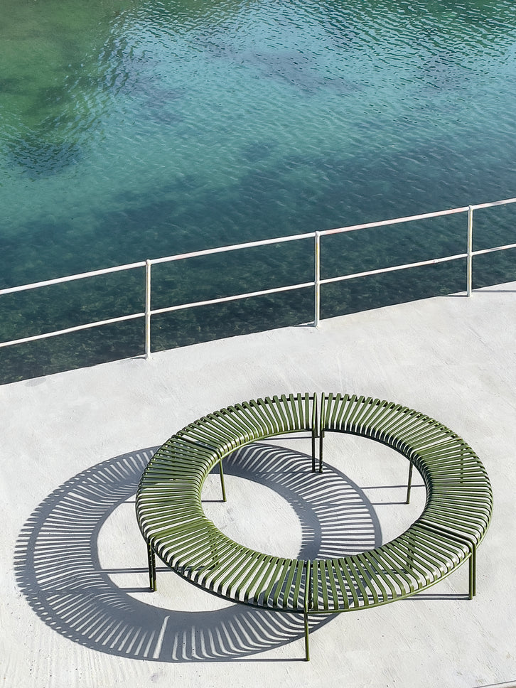 Banc arrondi Palissade avec pied central - Hay-Vert Olive-The Woods Gallery