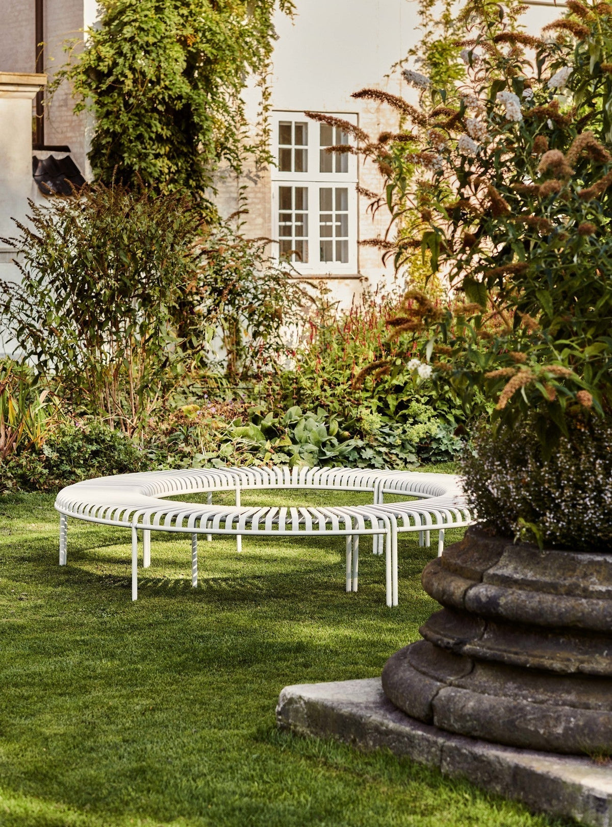 Banc arrondi Palissade avec pied central - Hay-en situation 3-The Woods Gallery