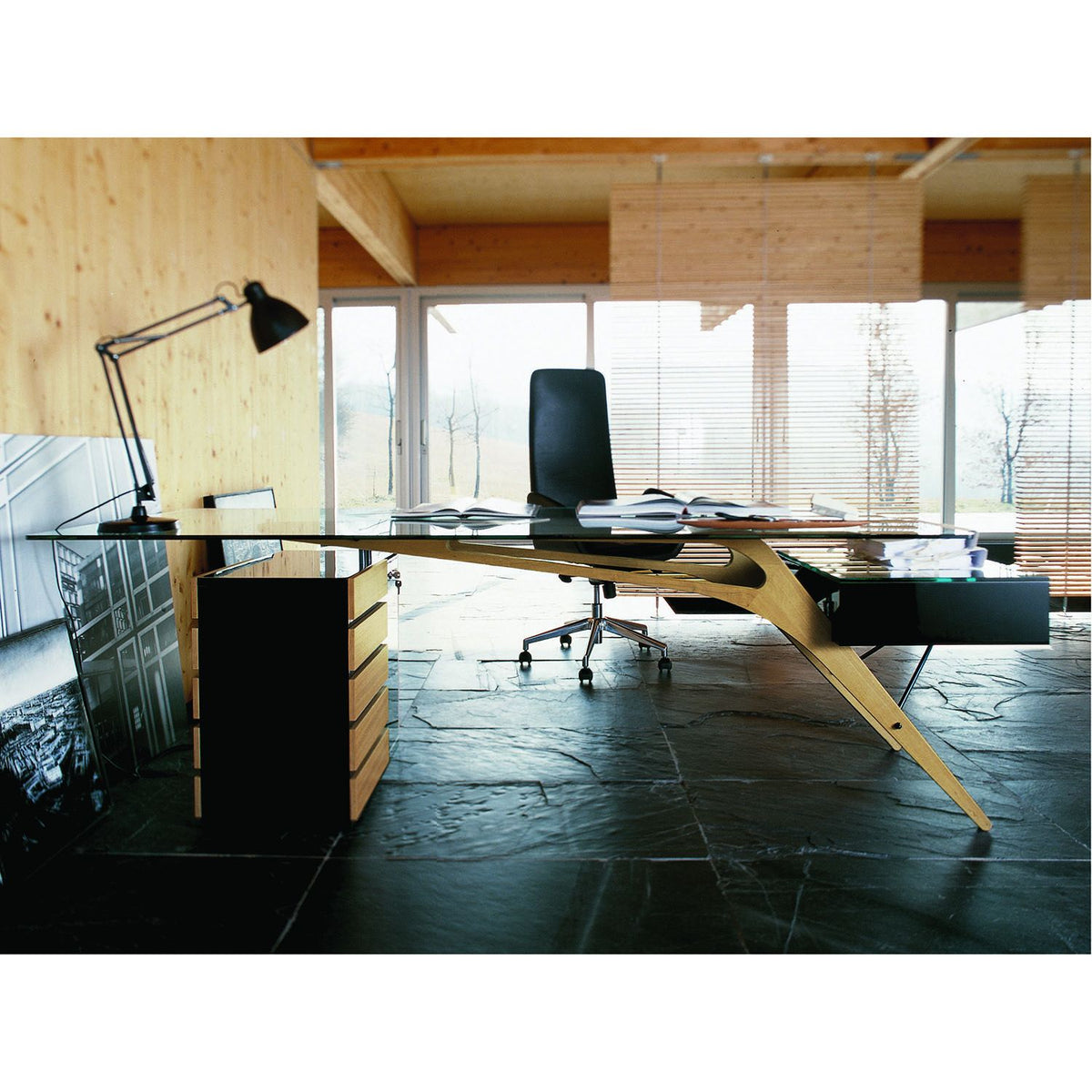 Bureau Cavour L 247 cm Hommage à Carlo Mollino - Zanotta-en situation dans un intérieur de bois, vue plongeante-The Woods Gallery