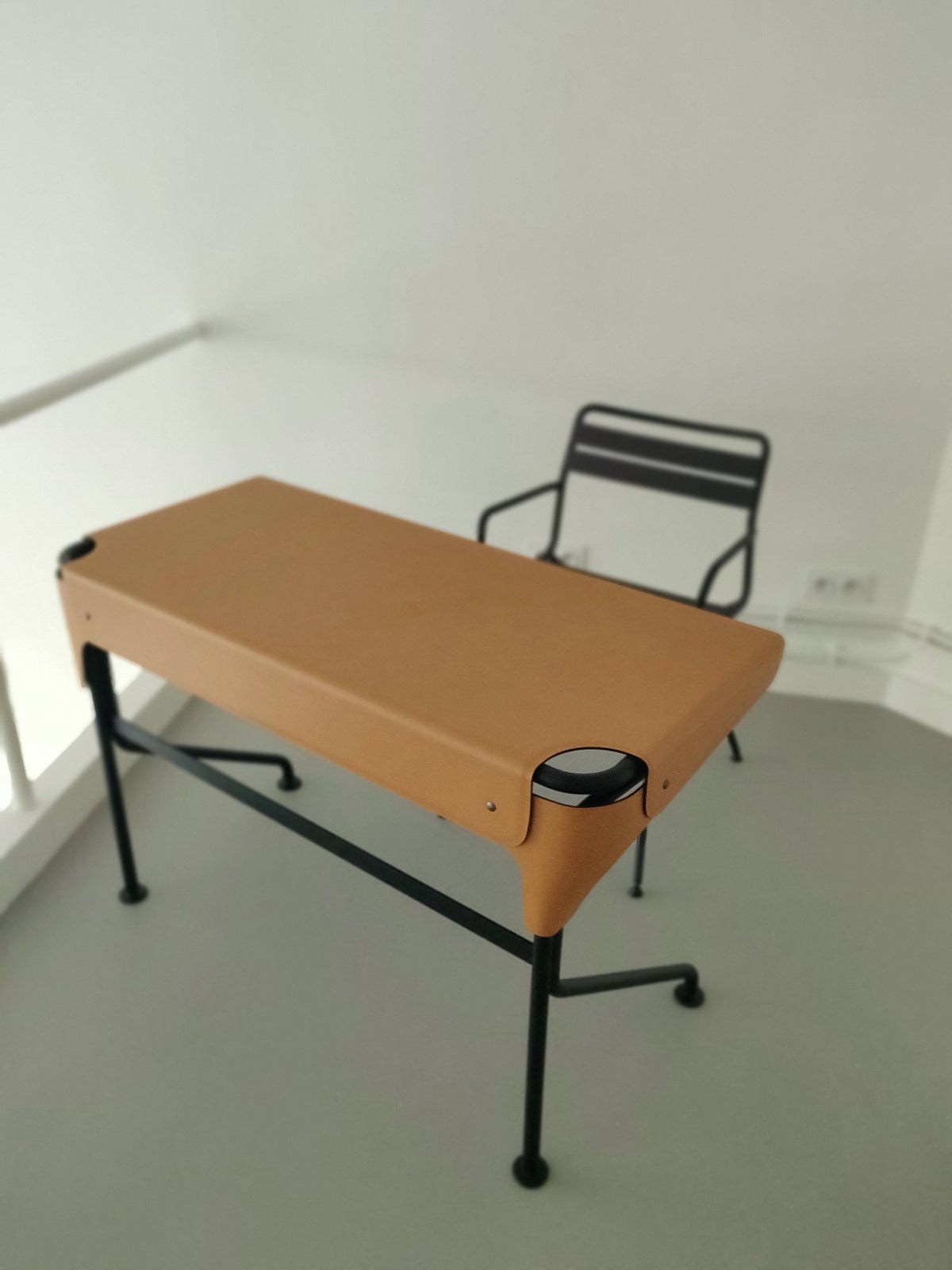 Bureau Tucano L 115 cm par Monica Förster - Zanotta-en situation dans une pièce nue, avec une chaise-The Woods Gallery