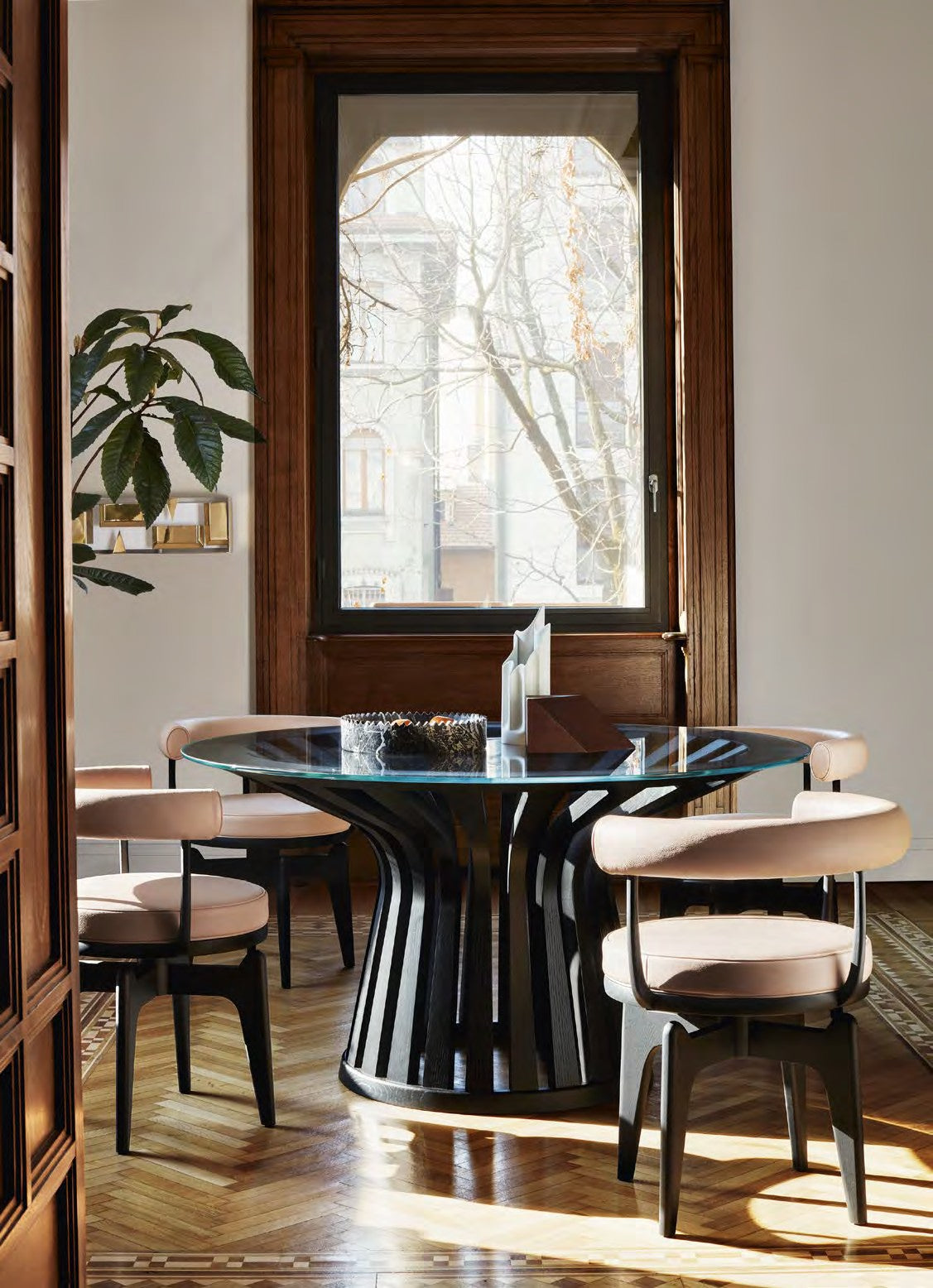 Fauteuil pivotant 528 Indochine de Charlotte Perriand - Cassina-ambiance catalogue Cassina 2026 (vue 2)-The Woods Gallery