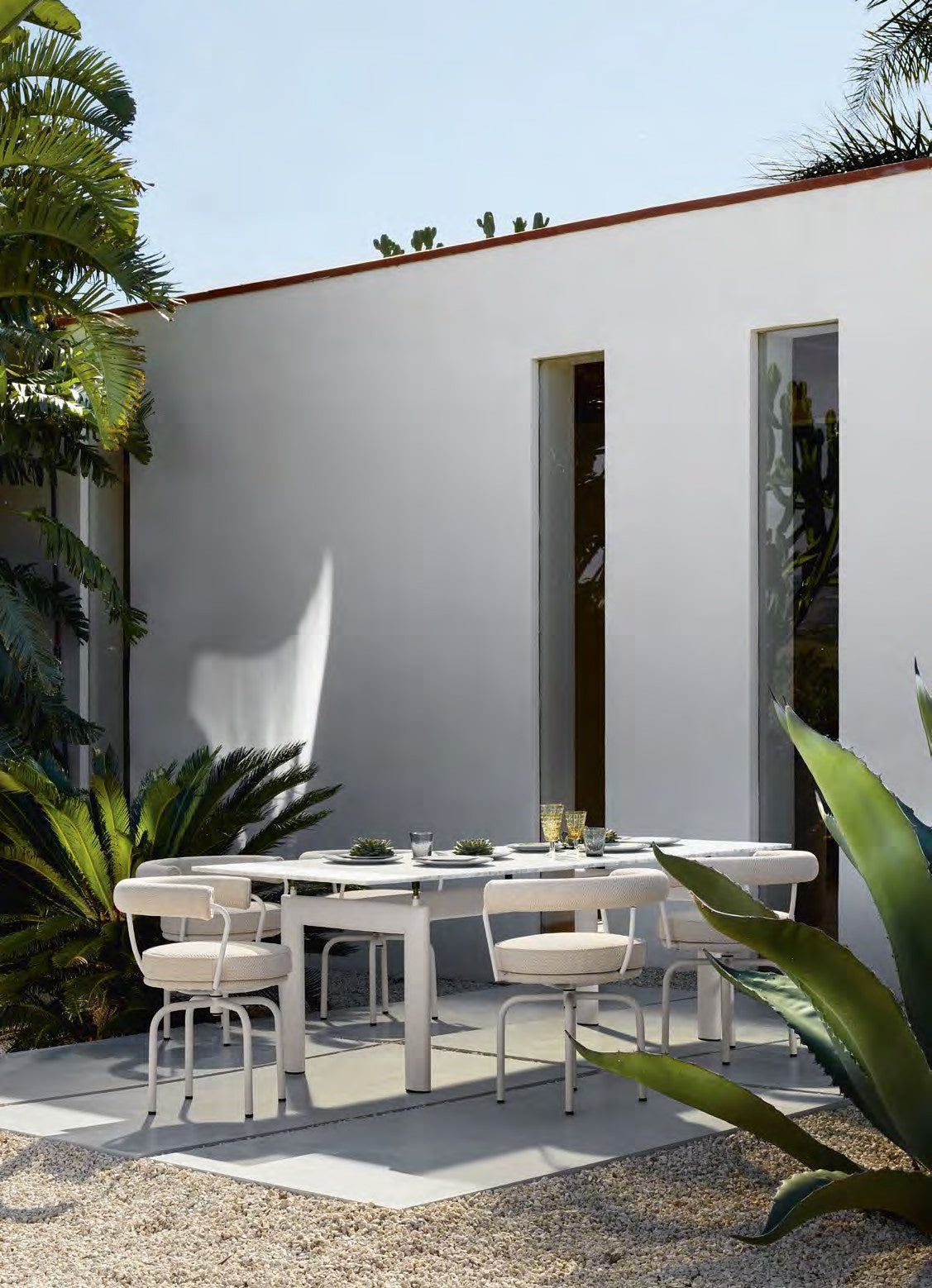 Fauteuil tournant 7 (LC7), Outdoor - Cassina-ambiance catalogue Cassina 2026 (vue 2)-The Woods Gallery