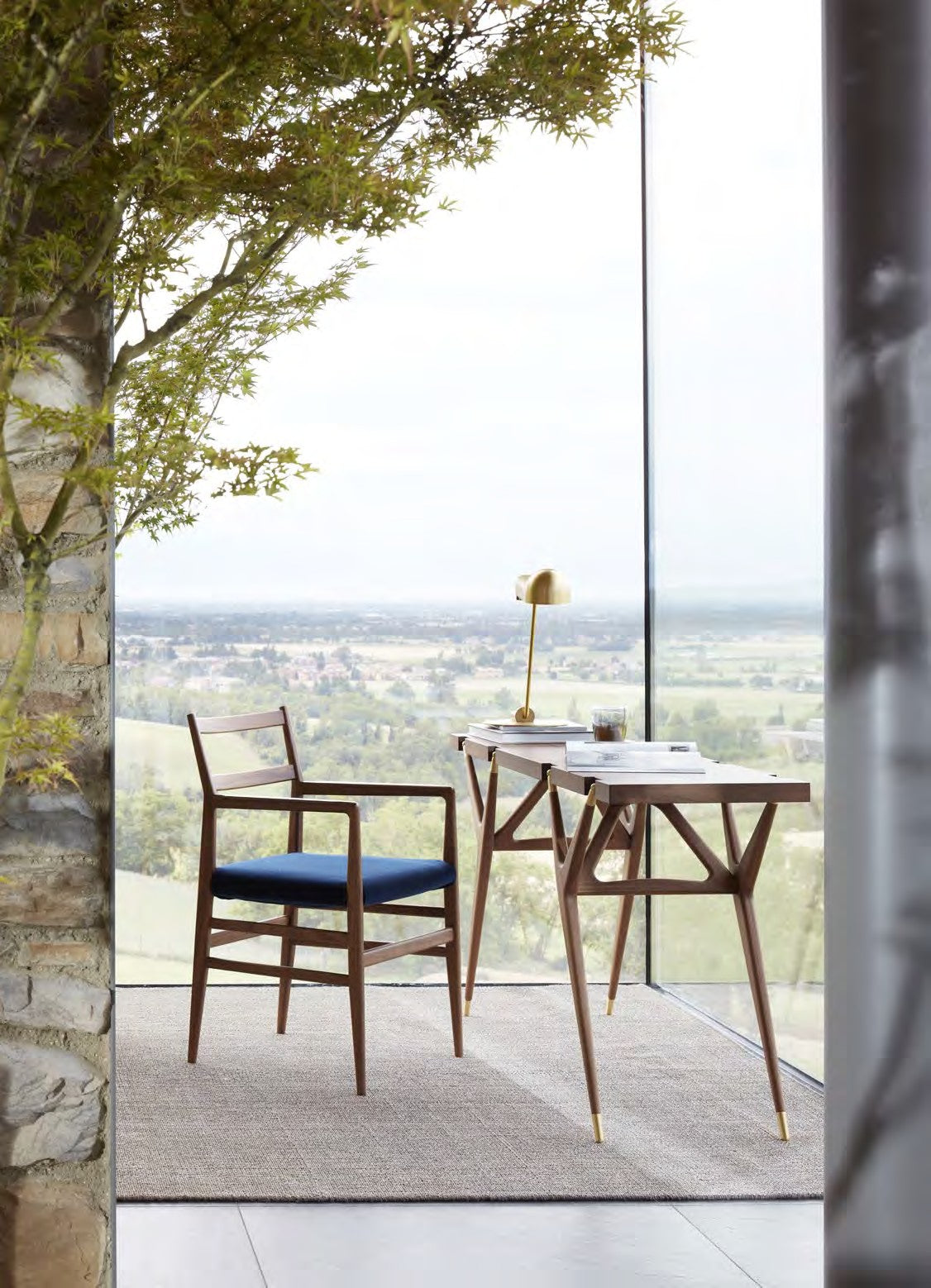 Chaise 646 Leggera de Gio Ponti - Cassina-ambiance catalogue Cassina 2026-The Woods Gallery