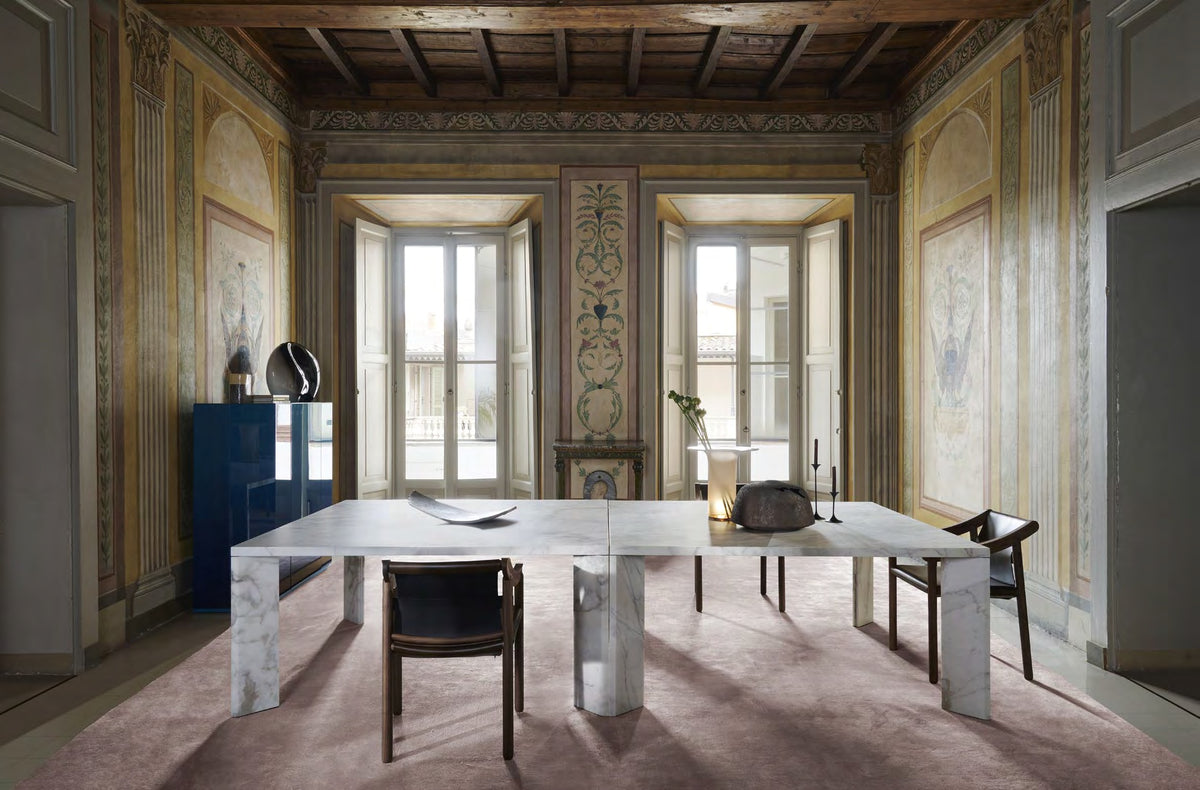 Chaise 905 de Vico Magistretti - Cassina-ambiance catalogue Cassina 2026-The Woods Gallery