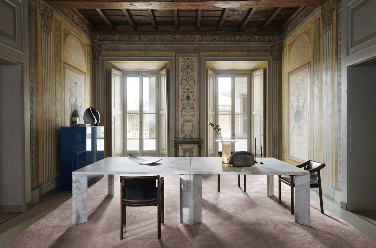 Chaise 905 de Vico Magistretti - Cassina-ambiance catalogue Cassina 2026-The Woods Gallery