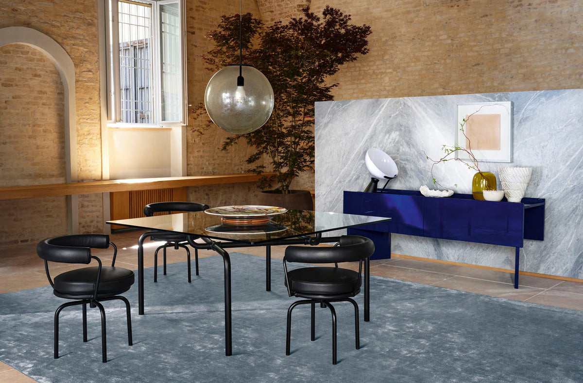 Fauteuil tournant 7 (LC7) de Le Corbusier - Cassina-ambiance catalogue Cassina 2026-The Woods Gallery
