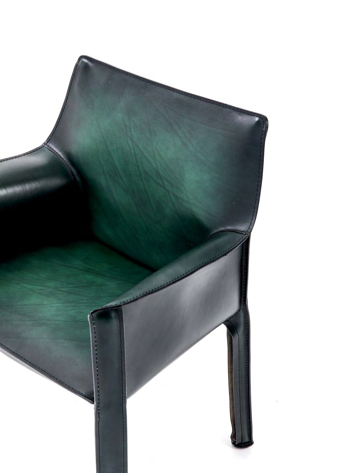 Fauteuil en cuir CAB 413 par Mario Bellini - Cassina-ambiance catalogue Cassina 2026 (vue 2)-The Woods Gallery