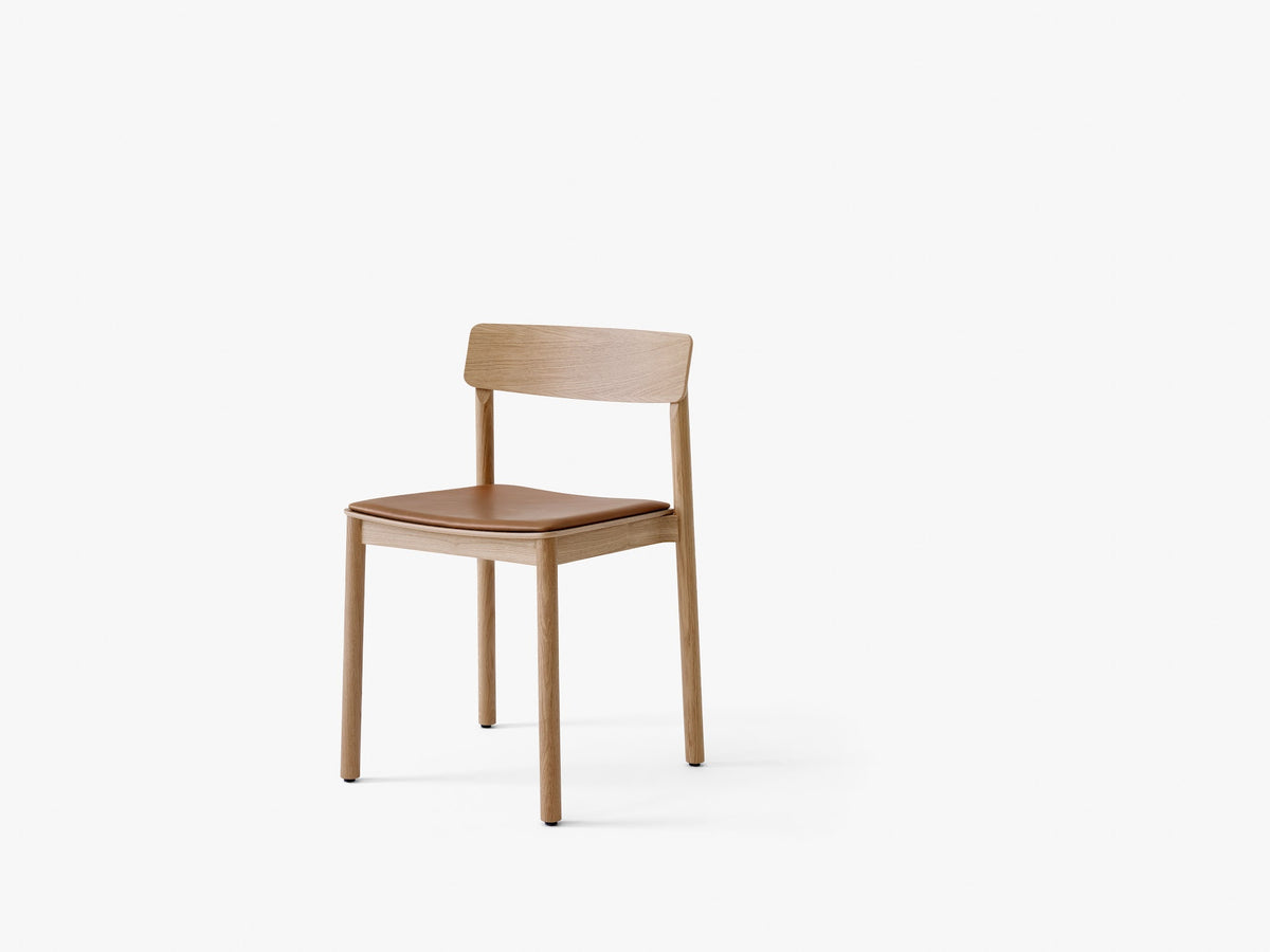 Chaise Betty TK1 de Thau & Kallio - &Tradition-Chêne massif laqué-Assise garnie-Tissu groupe 1-The Woods Gallery